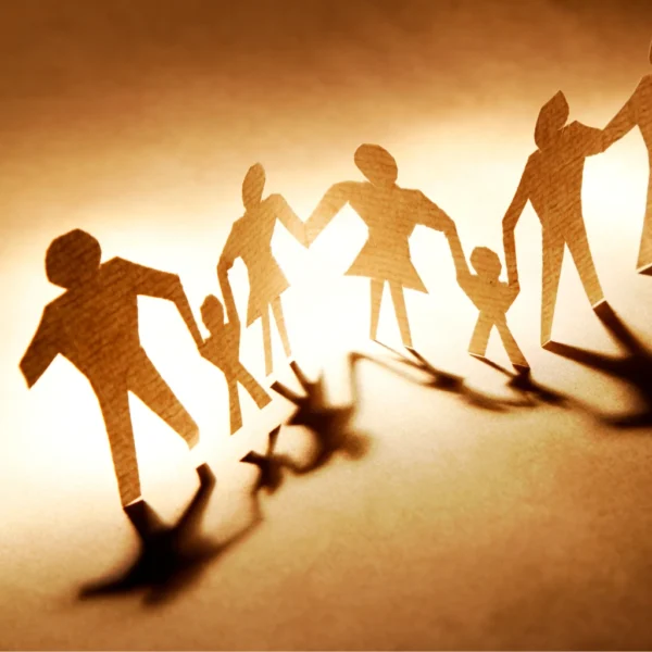 pessoas em recorte de papel - operações intragrupo fiscal