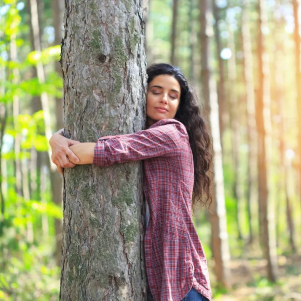 mulher abraçando uma árvore - ESG tributação